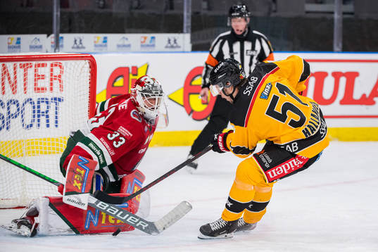 Frölundas målvakt Johan Mattsson räddar målchans från