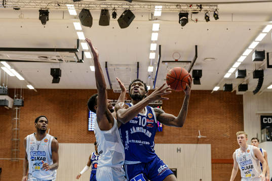 Jämtlands Cyril Langevine i akmp med Luleås Toure’ Murry