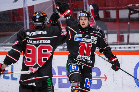 Örebros Robin Kovacs jublar med Mathias Bromé