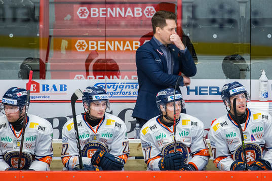 Växjös tränare Sam Hallam deppar
