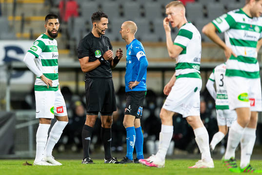 Domare Adi Aganovic och Halmstads Andreas Johansson