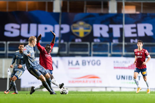 Östers Billy Nordström och Örgrytes Babacarr Jobe