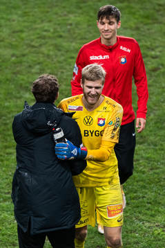 Örgrytes assisterande tränare Johan Elmander och målvakt