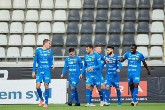 Mjällbys Moses Ogbu (th) jublar med lagkamrater