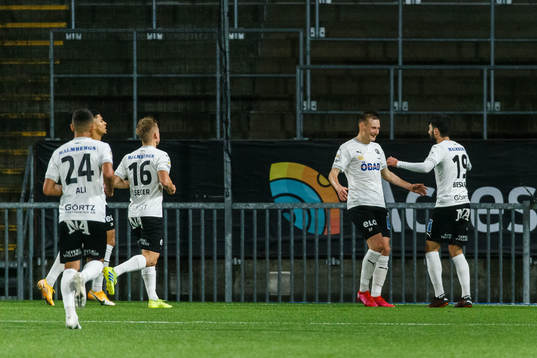Örebros Rasmus Karjalainen jublar med Nahir Besara