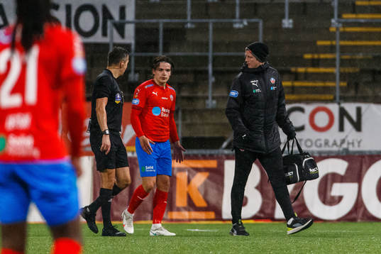 Helsingborgs Brandur Hendriksson hjälps av planen