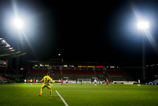 Örebros målvakt Oscar Jansson skjuter ut bollen