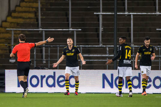 s Sebastian Larsson reagerar på ett domslut