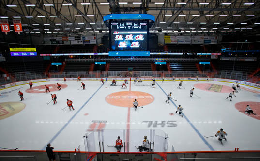 Örebros Mathias Bromé och Brynäs målvakt Samuel Ersson