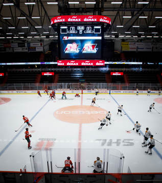 Örebros Mathias Bromé och Brynäs målvakt Samuel Ersson