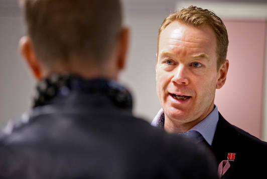 Örebros tränare Niklas Eriksson blir intervjuad