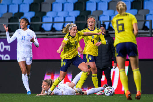 Sveindís Jane Jónsdóttir and Elín Metta Jensen of