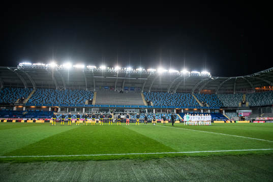 Players of Sweden and Iceland at the line up