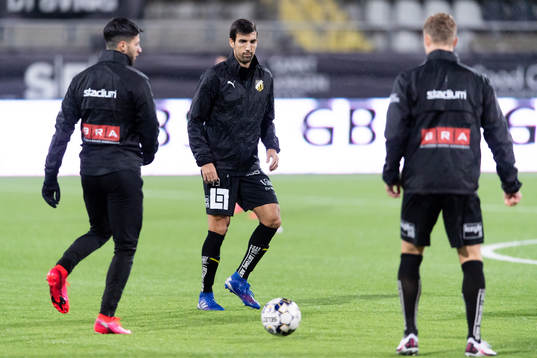  Häckens Nikola Gulan värmer upp innan fotbollsmatchen i