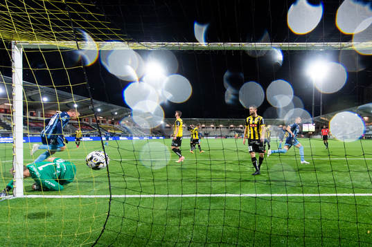 Djurgårdens Haris Radetinac gör 0-1 bakom Häckens