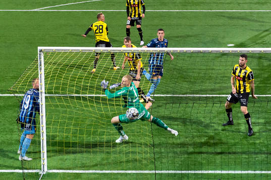 Djurgårdens Haris Radetinac gör 0-1 bakom Häckens