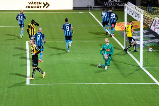 Häckens Adam Andersson och målvakt Pontus Dahlberg deppar