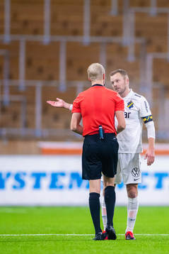 s Sebastian Larsson i diskussion med domare Adam Ladebäck