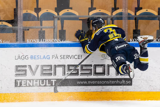 s Daniel Bertov flyger in i sargen