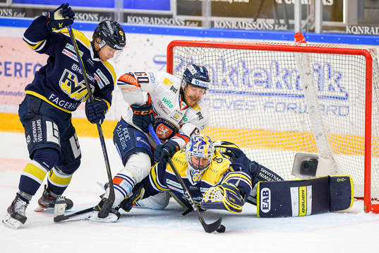 s Daniel Bertov och målvakt Hugo Alnefelt