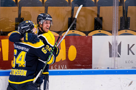 s Eric Martinsson och Alexander Bergström jublar