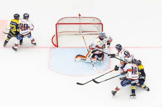 s Filip Sandberg gör 1-1 bakom Växjös målvakt Erik