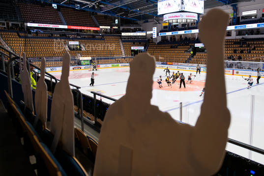 Pappfigurer på läktaren