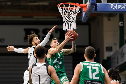 Fryshusets Elias Desport och Södertäljes Viktor Gaddefors