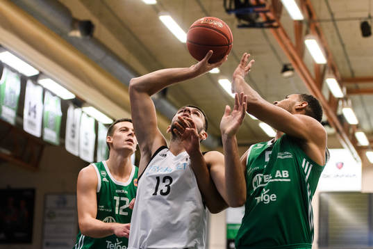 Fryshusets Nemanja Kutic och Södertäljes Anton Gaddefors