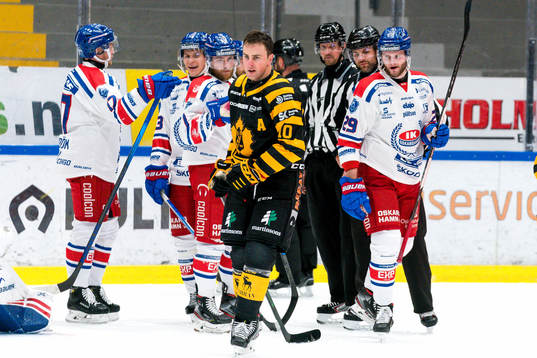 Skellefteås Joakim Lindström tittar bak på Oskarshamns
