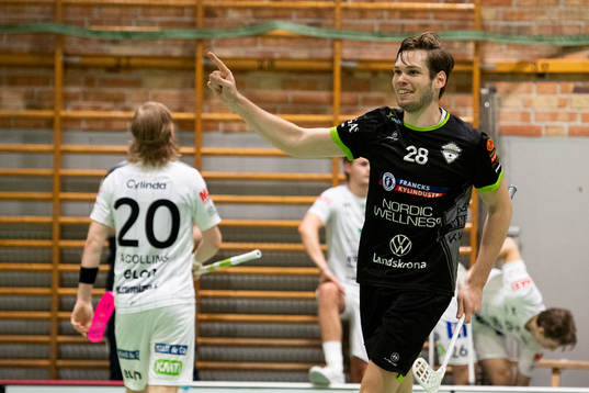 Åstorp Kvidinges Gustaf Starbrant jublar medan Karlstads