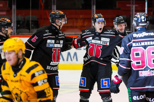 Örebros Robert Leino jublar