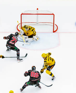 Örebros Borna Rendulic och Skellefteås målvakt Gustaf