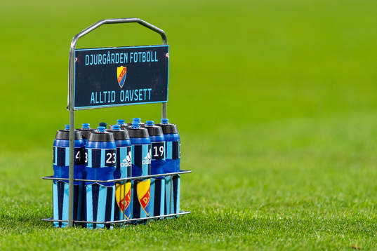 Vattenflaskor före fotbollsmatchen i Allsvenskan mellan