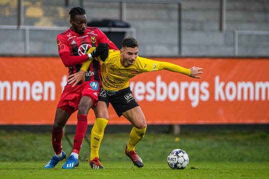 Östersunds Blair Turgott  och Mjällbys Besard Sabovic