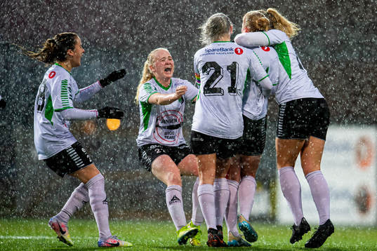 Guro Næss Berge of Hønefoss celebrates with teammates