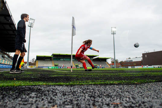 Ida Marie Fikseth Fossem of Medkila takes a corner kick