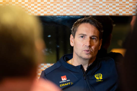 Förbundskapten Glenn Solberg blir intervjuad