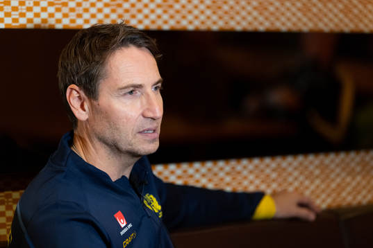 Förbundskapten Glenn Solberg blir intervjuad