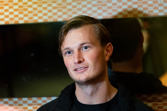 Jonathan Carlsbogård blir intervjuad