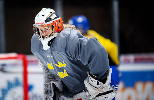 under en träning med Sveriges damlandslag i ishockey
