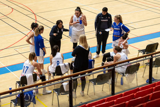 Helsingborgs assisterande Coach Yohanna Araya i en timeout