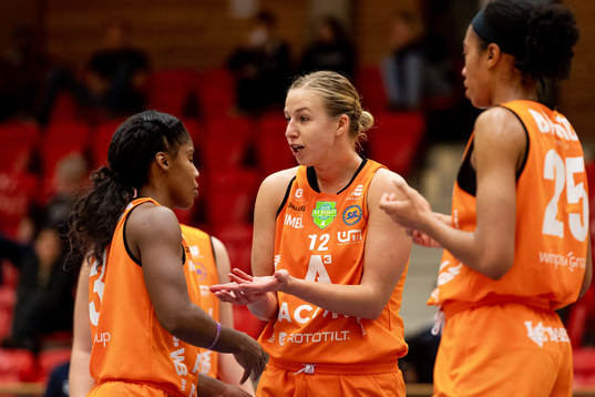 Umeås Janee Thompson, Gintare Mazionyte och Ama Degbeon i