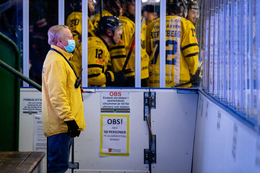 Publikvärd med ansiktsmask
