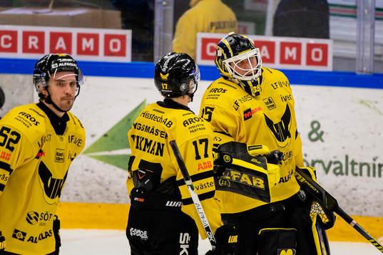 Västerås målvakt Emil Kruse jublar