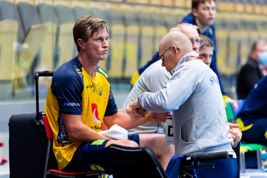 Jonathan Carlsbogård of Sweden receives medical attention