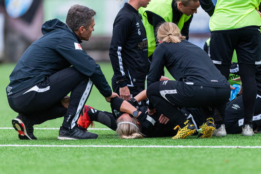 Emma Koivisto skadar sig och ses om