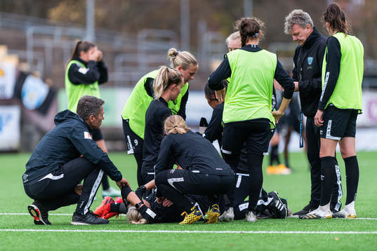 Emma Koivisto skadar sig och ses om