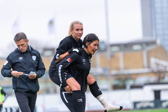 Emma Koivisto bärs av assisterande tränare Jane Törnqvist