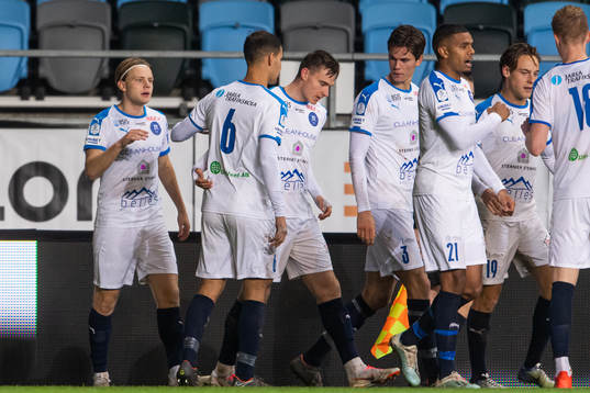 Akropolis Oscar Pettersson jublar med lagkamrater